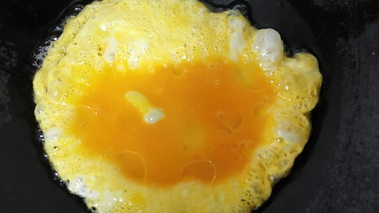 豇豆炒鸡蛋,锅内放入少许油烧热然后倒入蛋液