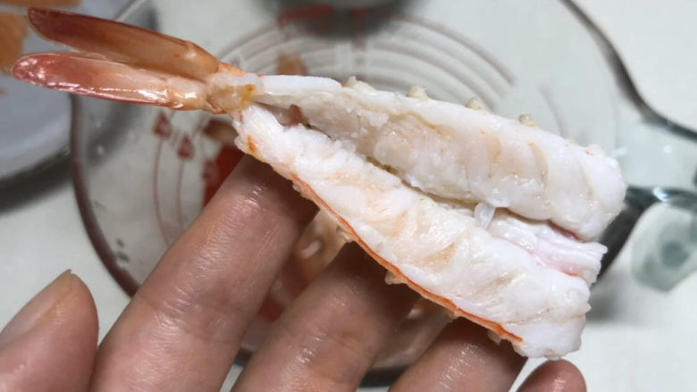 三文鱼寿司,从肚子那边对半切开，不要切断