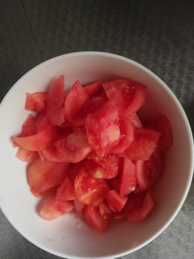 西红柿沙丁鱼柳,西红柿去皮，切块备用。