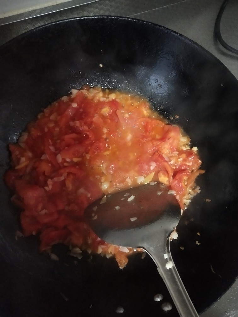 西红柿沙丁鱼柳,加入西红柿块，炒碎。