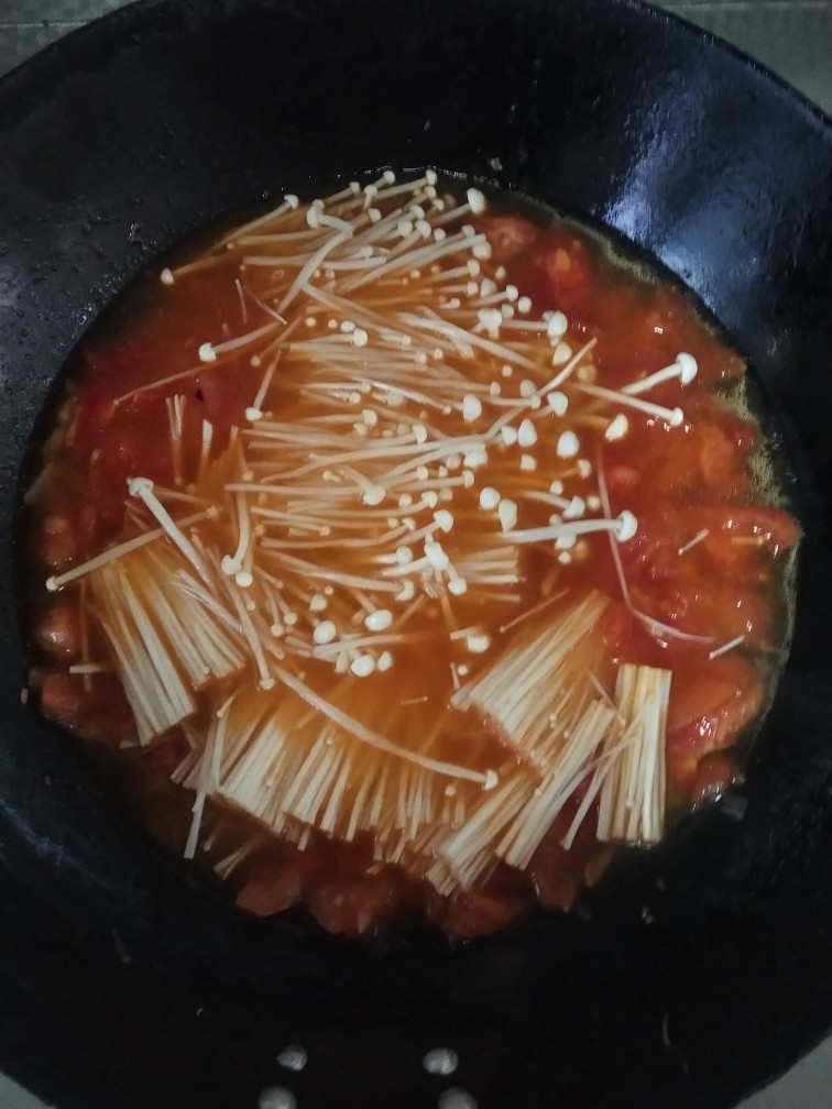 西红柿沙丁鱼柳,加入金针菇，适量水，烧开。