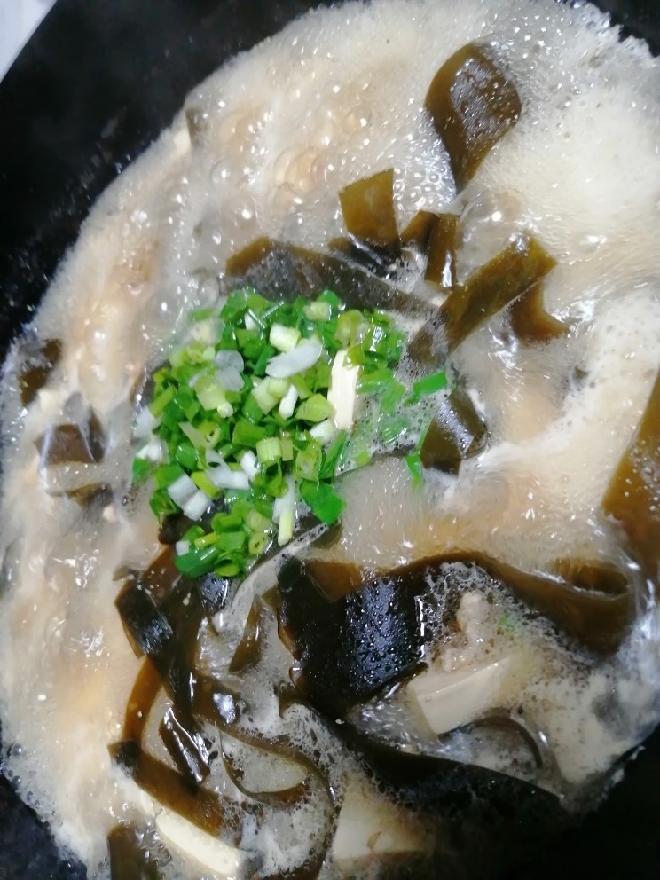 海带豆腐汤,加入葱花。