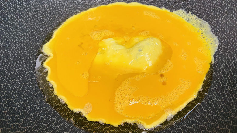 杏鲍菇炒鸡蛋,起油锅倒入鸡蛋液