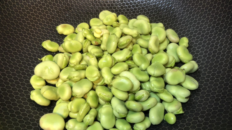 五香蚕豆,倒入滤干水分的蚕豆