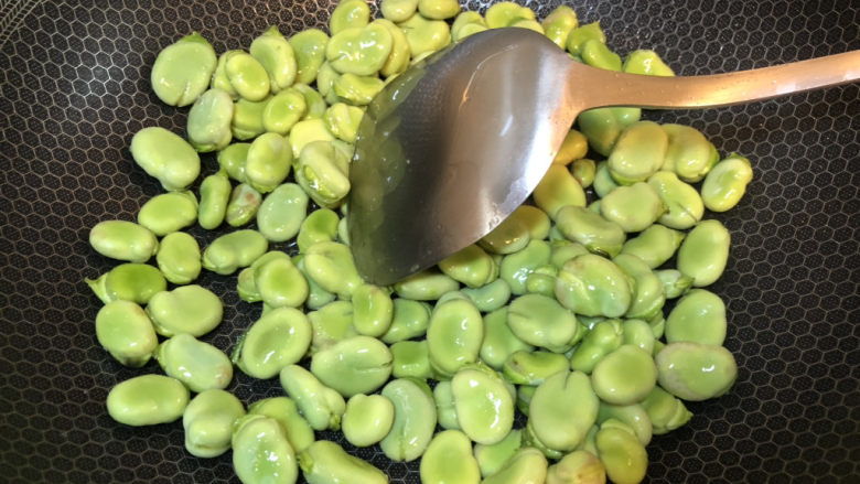 五香蚕豆,翻炒至颜色变得更绿