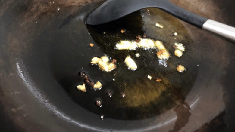 蒜蓉粉丝蒸鲍鱼,起锅热油，爆一些蒜末。