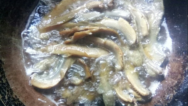 红烧泥鳅,炒锅倒油，爆香鱼鳅。

