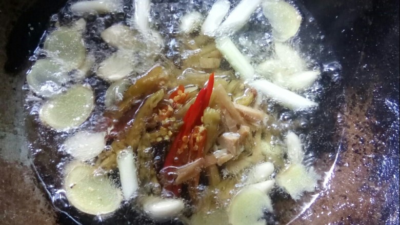 红烧泥鳅,炒锅倒底油，放葱姜蒜炒香后加泡姜和泡海椒炒香。