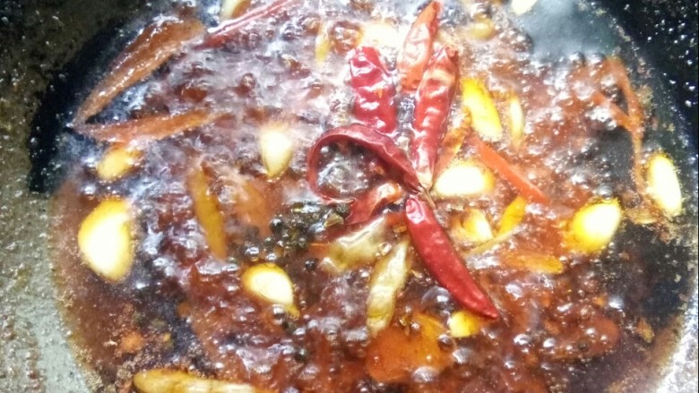 红烧泥鳅,放入干辣椒和花椒。

