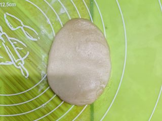 麻薯欧包(保证Q糯),擀成长舌状，比面皮小一公分就可以了。