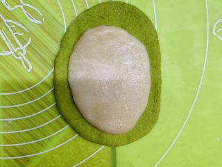 麻薯欧包(保证Q糯),取一个面皮铺平，上面放入糯米皮。