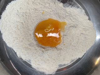 麻薯欧包(保证Q糯),面粉打入鸡蛋。