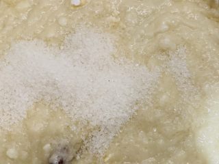 麻薯欧包(保证Q糯),呈固态状准备移到大盆里。我又加糖了，可以忽略这步。