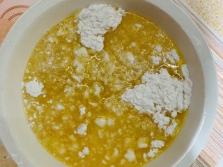 麻薯欧包(保证Q糯),融化好的黄油液体直接倒入糯米粉盆里。