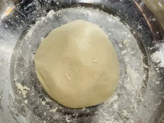 麻薯欧包(保证Q糯),盆里撒糯米粉，把前面的糯米团轻轻和成团，粘手可滴点油。