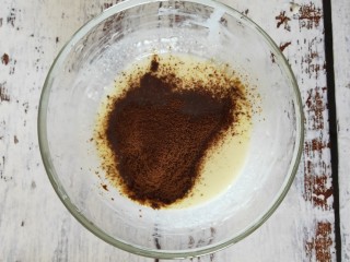 咖啡豆饼干,将炼乳放入碗中然后加入咖啡粉