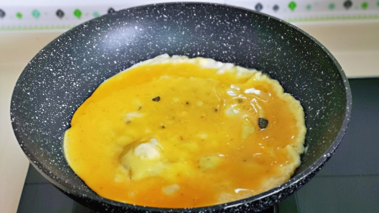 杏鲍菇炒鸡蛋,起油锅，倒入蛋液，小火煎蛋。