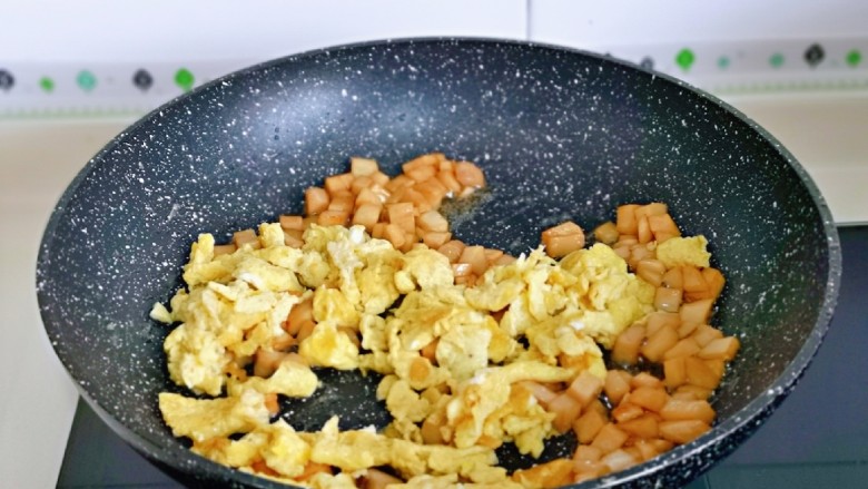 杏鲍菇炒鸡蛋,加入煎好的鸡蛋，小火翻炒均匀。