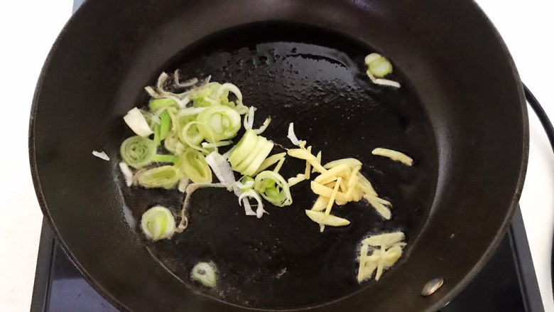 豇豆烧茄子,利用锅里的余油把葱花和姜丝炒香