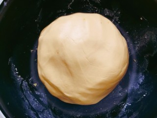 红薯豆沙糯米饼,揉成光滑面团醒发十分钟