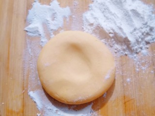 红薯豆沙糯米饼,把糯米面均匀揪成大小剂子