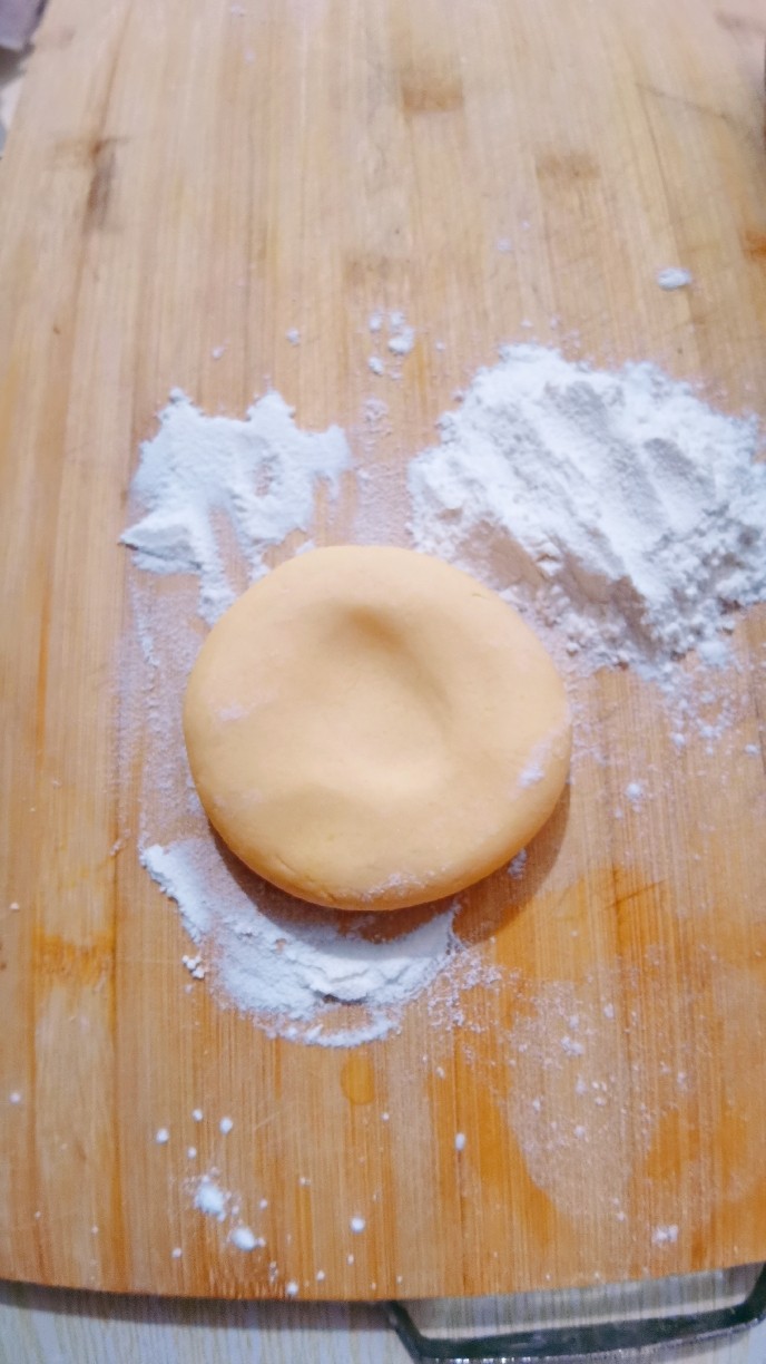 红薯豆沙糯米饼,把糯米面均匀揪成大小剂子