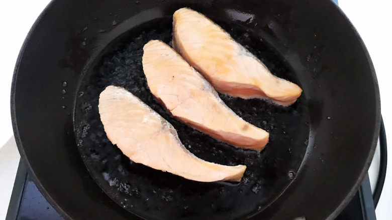 红烧三文鱼,然后再煎鱼肉两侧，煎至变色即可
