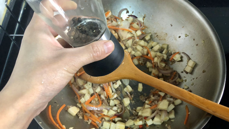 杏鲍菇炒牛肉,黑胡椒粉可以多加一点，继续翻炒一两分钟
