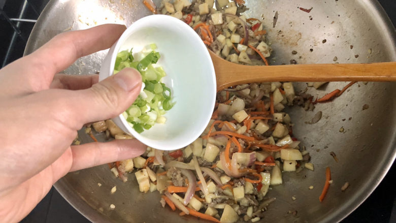 杏鲍菇炒牛肉,出锅前撒上葱末，即可