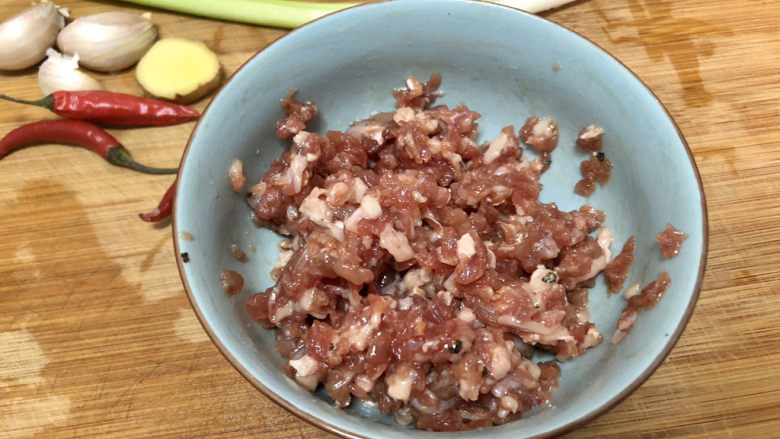 杏鲍菇炒牛肉,少许食用油搅拌均匀，腌制十分钟
