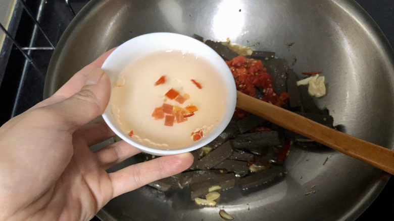 韭菜炒猪血➕ 惟有绿荷红菡萏,一小碗清水，煮开