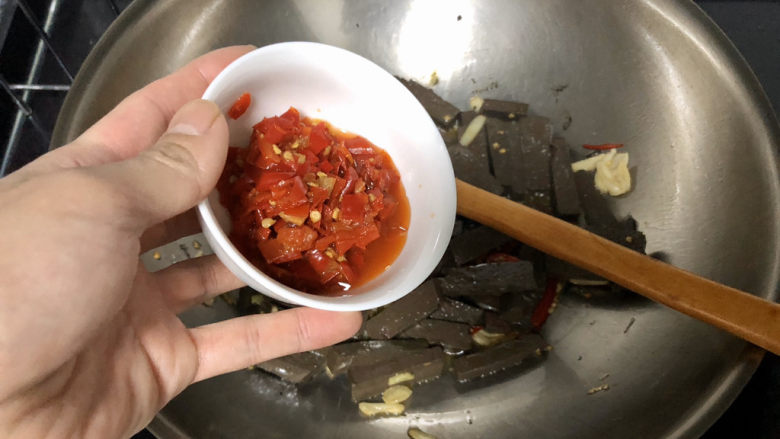 韭菜炒猪血➕ 惟有绿荷红菡萏,加入一汤匙蒜蓉剁椒酱