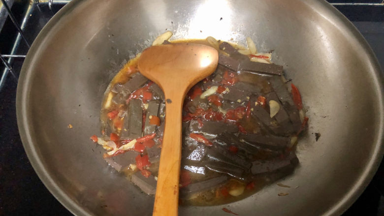 韭菜炒猪血➕ 惟有绿荷红菡萏,中小火炖煮三分钟左右猪血熟透入味