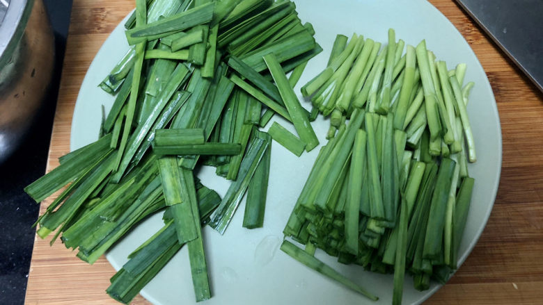 韭菜炒猪血➕ 惟有绿荷红菡萏,韭菜分茎和叶，切段备用