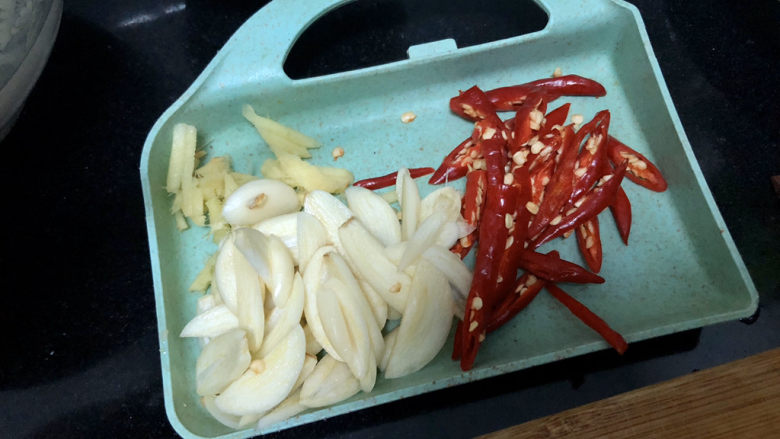 韭菜炒猪血➕ 惟有绿荷红菡萏,改刀：蒜切蒜片，姜切姜丝，小米辣切滚刀条