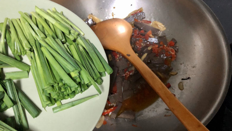 韭菜炒猪血➕ 惟有绿荷红菡萏,转大火加入韭菜梗，翻炒变软