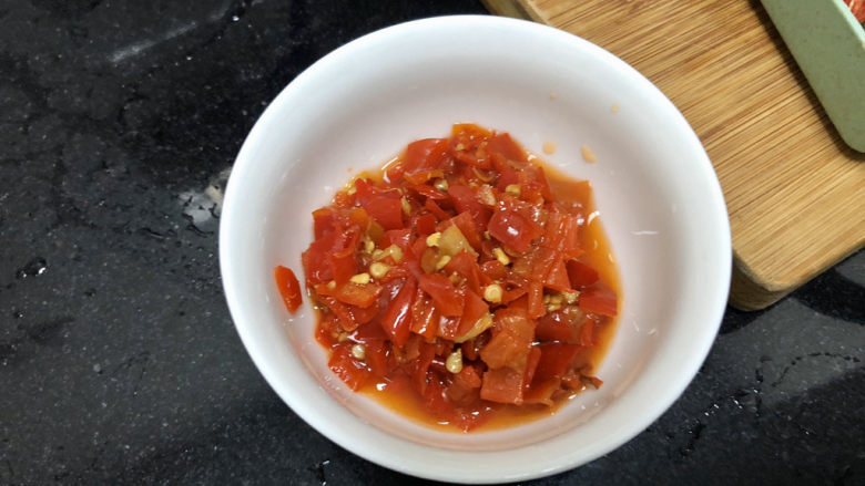 韭菜炒猪血➕ 惟有绿荷红菡萏,这道菜需要蒜蓉剁椒酱，一汤匙就够了，很提味，而且去腥