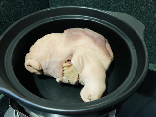 胡椒猪肚鸡,塞入鸡肉和胡椒姜片的猪肚，放砂锅里，猪肚口开的比较小，所以不要绑，如果猪肚口开的比较大，可以用棉线绑住；