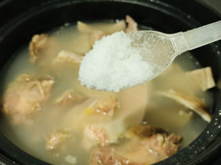 胡椒猪肚鸡,鸡肉猪肚再放入砂锅，加点盐，也可以加些味精，不加也很鲜美，再煮沸下，起锅；