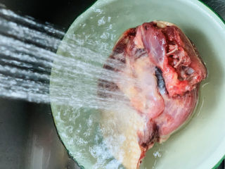 胡椒猪肚鸡,把解冻的鸡肉洗净，因为是新鲜的鸡肉之前马上冰冻，即使解冻也非常新鲜，所以不用再捞沸水；