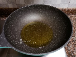 韭菜炒扇贝,热锅倒油烧至八成热。