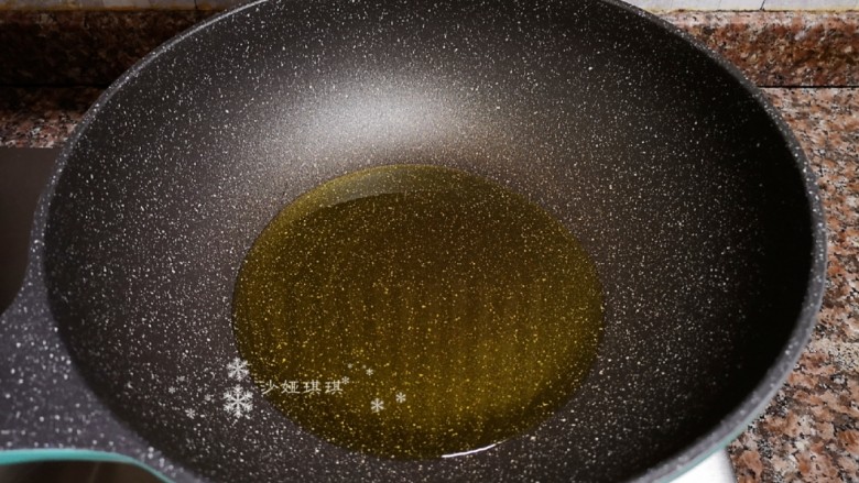 韭菜炒扇贝,热锅倒油烧至八成热。