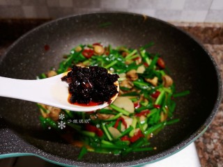 韭菜炒扇贝,最后放入一勺老干妈风味豆豉翻炒均匀即可出锅。