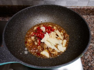 韭菜炒扇贝,放入泡椒、泡姜和大蒜翻炒均匀。