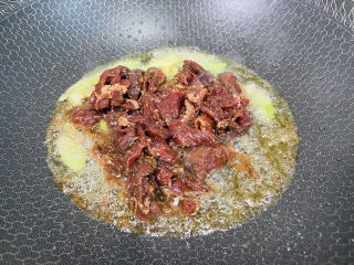 杏鲍菇炒牛肉+家常小炒,倒入腌制后的牛肉丝