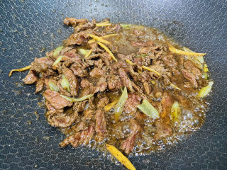 杏鲍菇炒牛肉+家常小炒,大火翻炒至变色盛入碗中备用