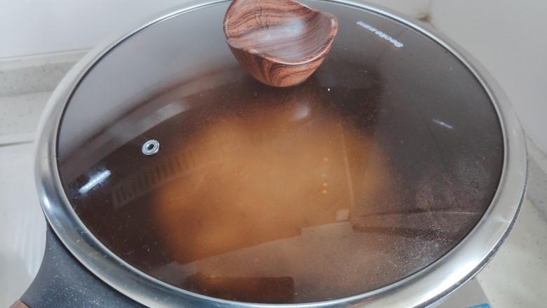 杏鲍菇炒鸡蛋,盖上锅盖，转小火，焖煮1分钟