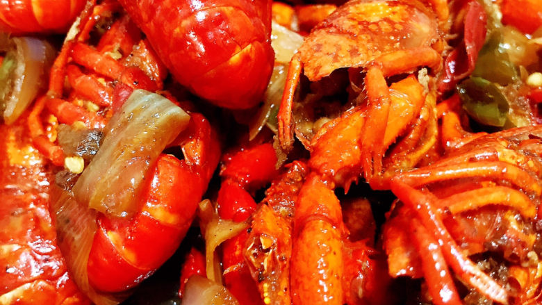 麻辣小龙虾,盖上锅盖中火煮15分钟至完全入味。
