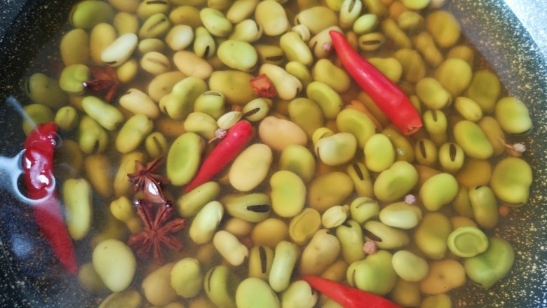 五香蚕豆,浸泡至自然晾凉以后捞出。