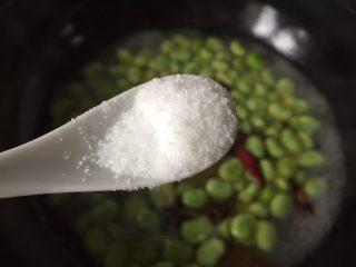 五香蚕豆,加入适量的盐
